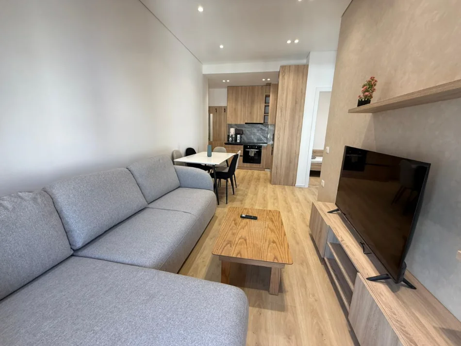 Tirane, jepet me qera apartament 2+1+Ballkon Kati 8, 70 m² 500 € (Ali Dem)