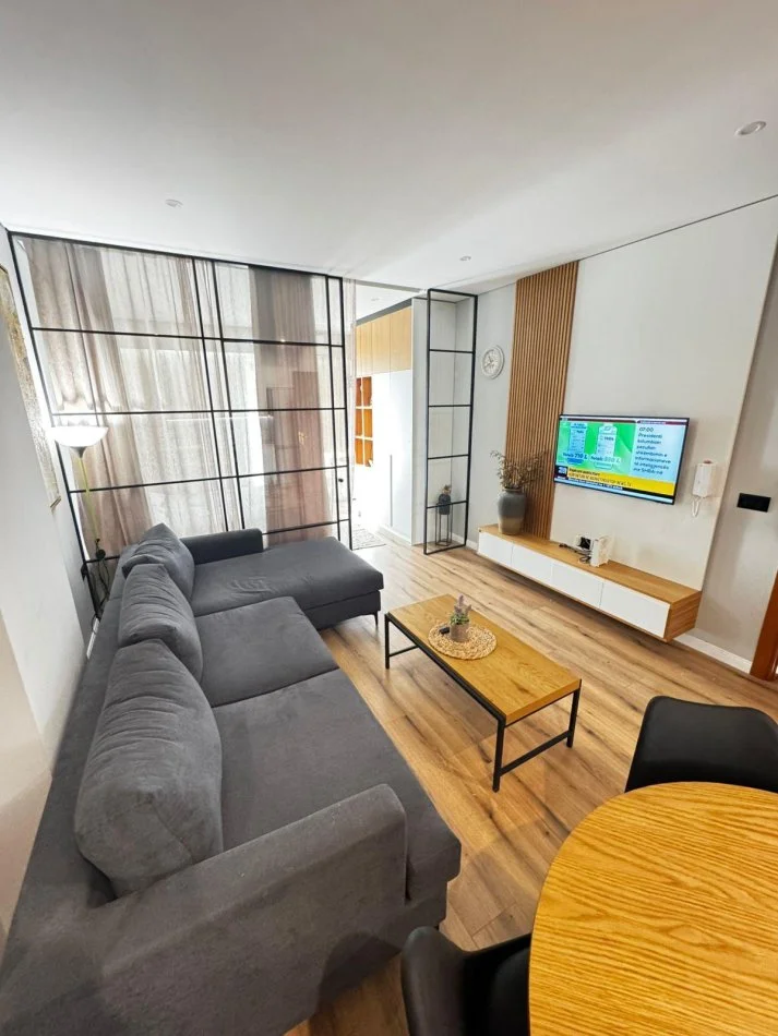 Tirane, jepet me qera apartament 2+1+Ballkon Kati 8, 70 m² 700 € (RRUGA E KAVAJES)