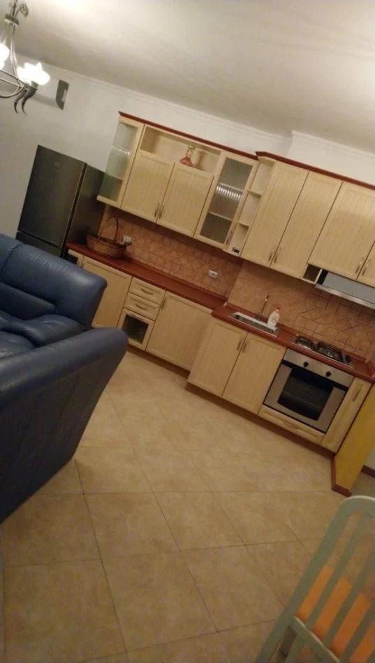 Tirane, jepet me qera apartament 2+1+Ballkon Kati 8, 78 m² 750 € (QENDER)