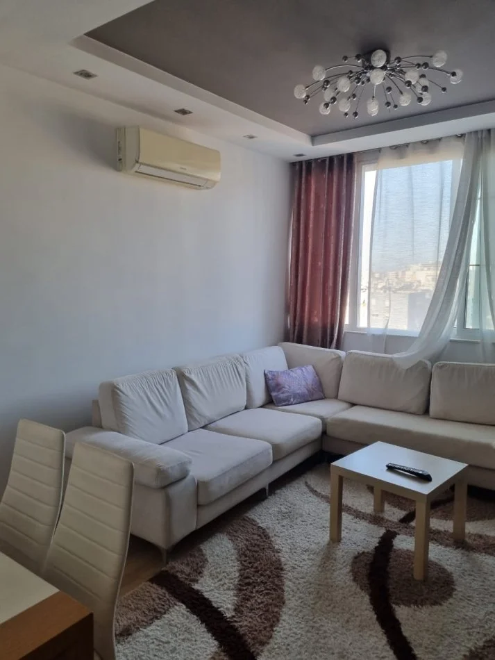 Tirane, jepet me qera apartament 2+1+Ballkon Kati 8, 90 m² 600 € (ALI DEMI)