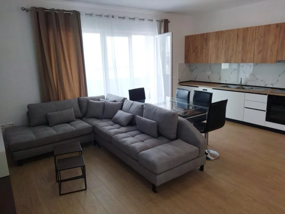 Tirane, jepet me qera apartament 2+1+Ballkon Kati 8, 95 m² 700 € (ISH FUSHA AVIACIONIT)