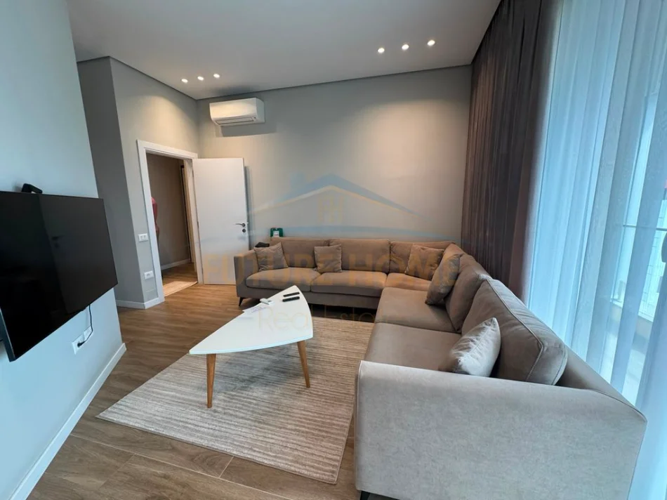 Tirane, jepet me qera apartament 2+1+Ballkon Kati 8, 96 m² 1.300 € (Kompleksi Square 21)
