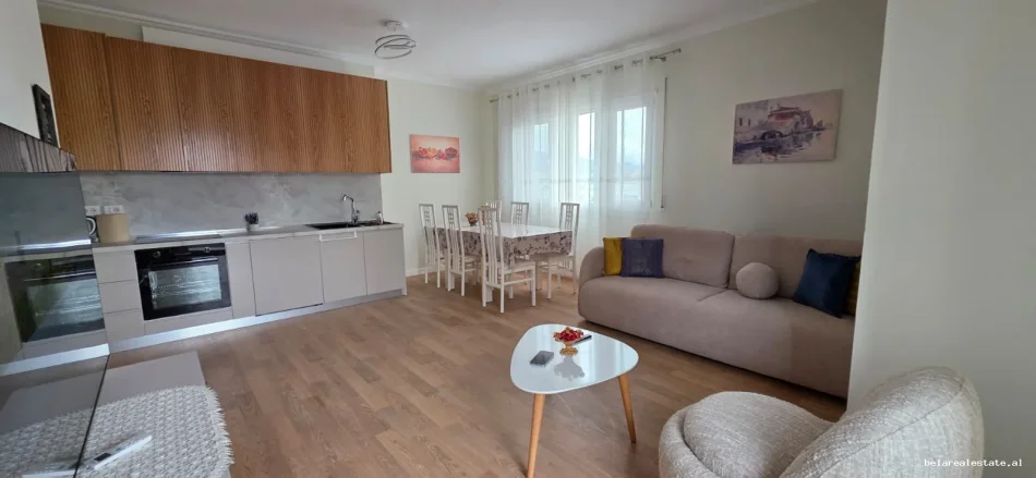 Tirane, jepet me qera apartament 2+1+Ballkon Kati 8, 99 m² 1.000 € (Pazari i Ri)
