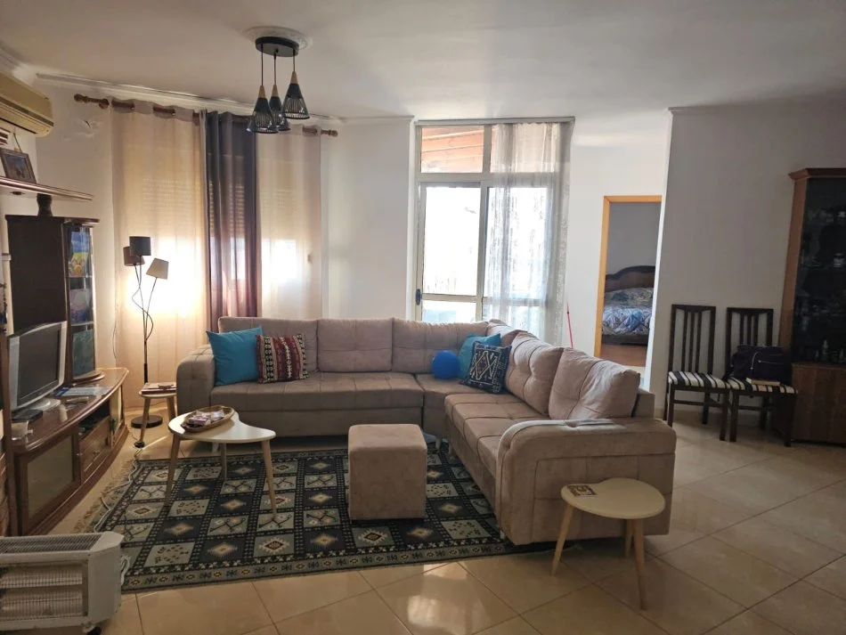 Tirane, jepet me qera apartament 2+1+Ballkon Kati 9, 111 m² 650 € (RRUGA E BARRIKADAVE)