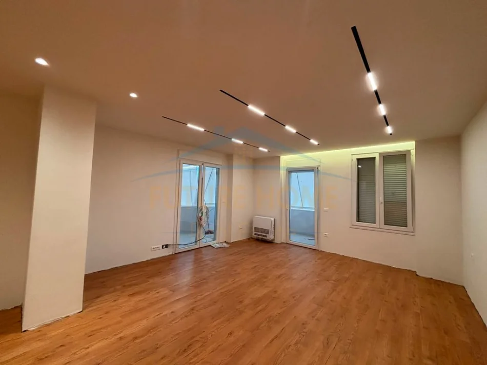 Tirane, jepet me qera apartament 2+1+Ballkon Kati 9, 122 m² (Ekspozita)