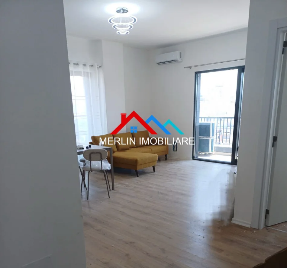 Tirane, jepet me qera apartament 2+1+Ballkon Kati 9, 95 m² 1.300 € (RRUGA E BARRIKADAVE,QENDER)