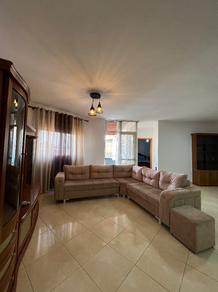 Tirane, jepet me qera apartament 2+1+Ballkon , (Rruga e Barrikadave)
