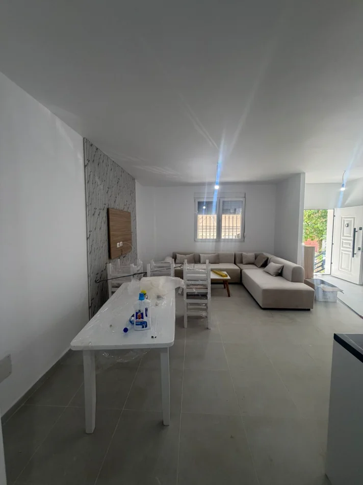 Tirane, jepet me qera apartament 2+1 Kati 0, 114 m² 650 € (Rruga Riza Cuko)