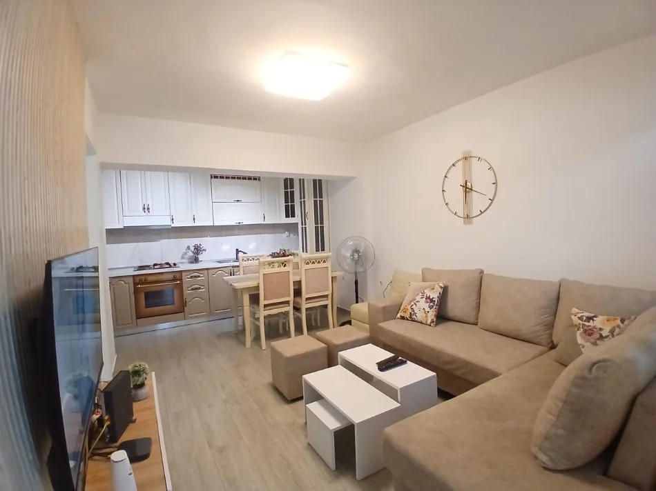 Tirane, jepet me qera apartament 2+1 Kati 0, 65 m² 550 € (Rr.Durresit oas Coloseu)