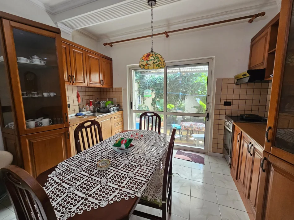 Tirane, jepet me qera apartament 2+1 Kati 0, 80 m² 500 € (Rruga Hoxha Tahsim)