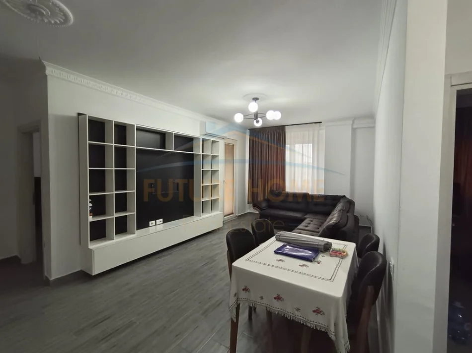 Tirane, jepet me qera apartament 2+1 Kati 10, 100 m² 550 € (Yzberisht)