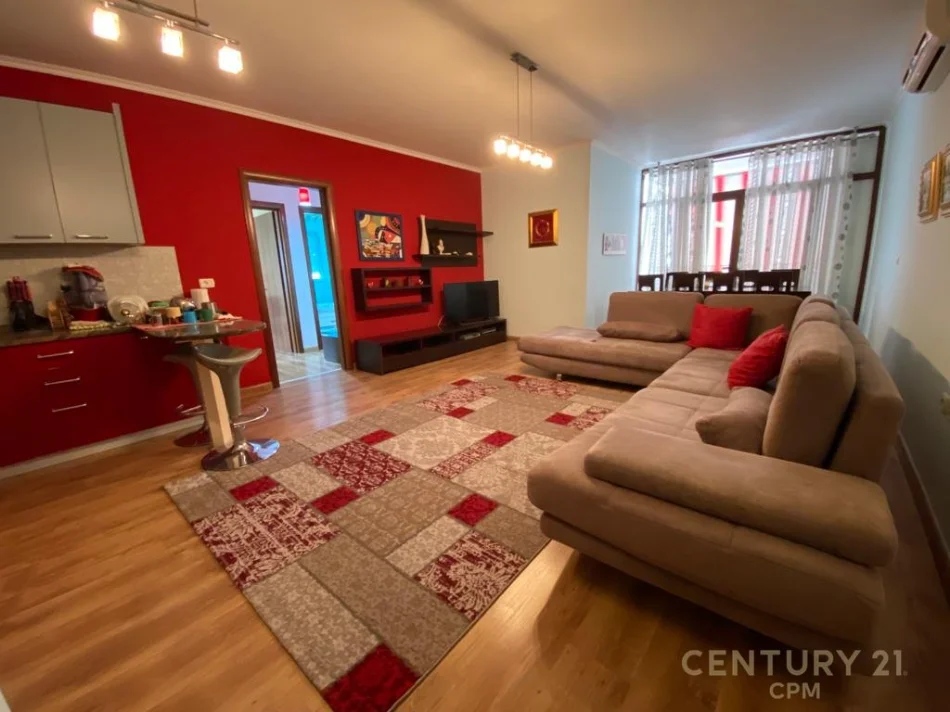 Tirane, jepet me qera apartament 2+1 Kati 10, 100 m² 650 € (Komuna e Parisit)