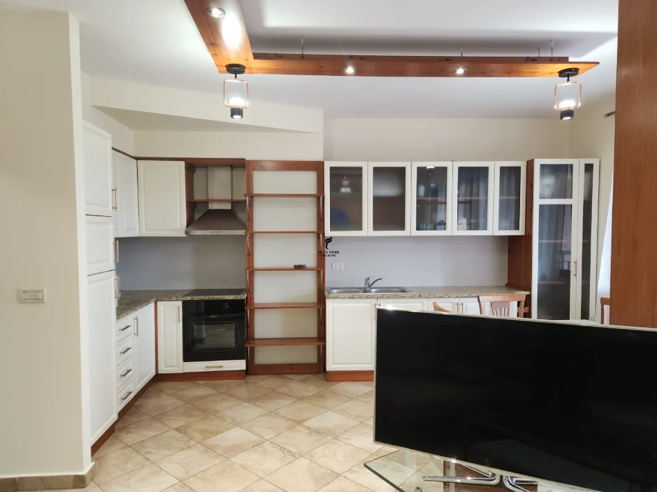 Tirane, jepet me qera apartament 2+1 Kati 10, 110 m² 1.500 € (BLLOKU)