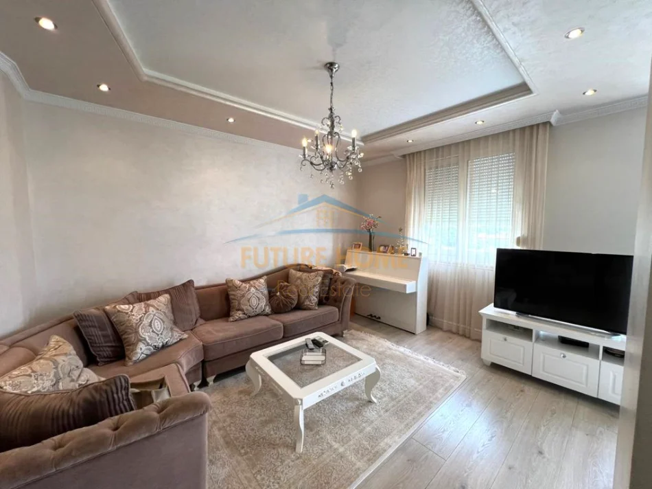 Tirane, jepet me qera apartament 2+1 Kati 10, 125 m² 1.500 € (Blloku)