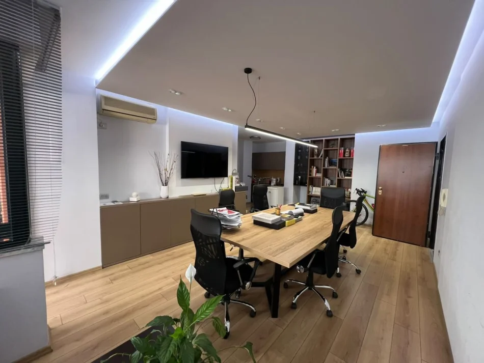 Tirane, jepet me qera apartament 2+1 Kati 1, 100 m² 600 € (21 Dhjetori)