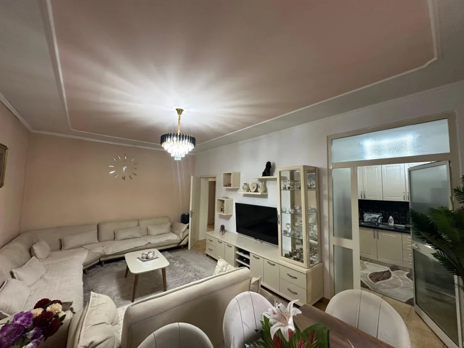 Tirane, jepet me qera apartament 2+1 Kati 1, 120 m² 1.000 € (Ali Demi)