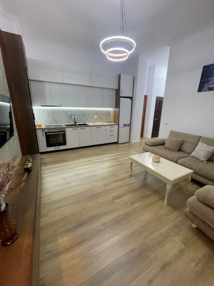 Tirane, jepet me qera apartament 2+1 Kati 1, 120 m² 500 € (ASTIR)