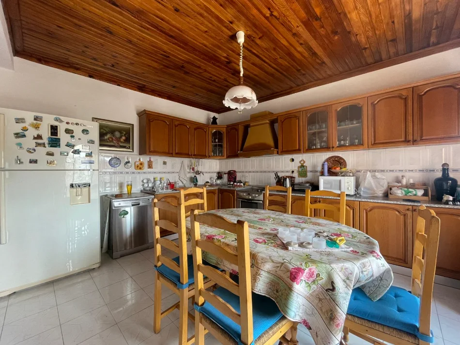 Tirane, jepet me qera apartament 2+1 Kati 1, 140 m² 500 € (TREGU ELEKTRIK)