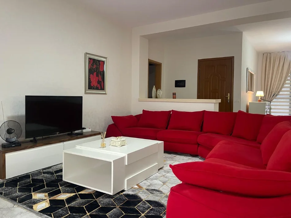 Tirane, jepet me qera apartament 2+1 Kati 1, 160 m² 650 € (PAZARI I RI)