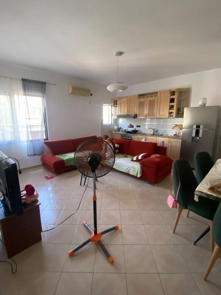 Tirane, jepet me qera apartament 2+1 Kati 1, 285 m² 700 € (Rruga Siri Kodra)