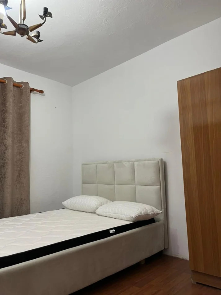Tirane, jepet me qera apartament 2+1 Kati 1, 35 m² 300 € (Pazari i Ri)