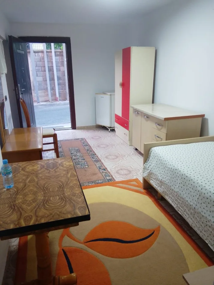 Tirane, jepet me qera apartament 2+1 Kati 1, 40 m² 200 € (Shkoze)