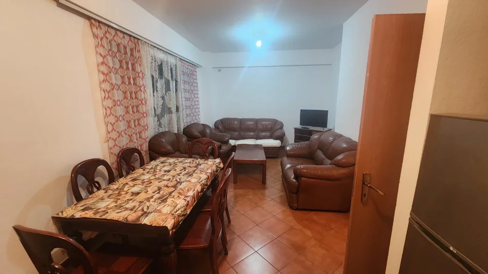 Tirane, jepet me qera apartament 2+1 Kati 1, 60.000 LEKE (TIRANA E RE, RRUGA IRFAN TOMINI)
