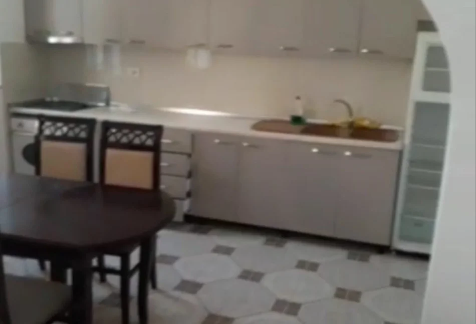 Tirane, jepet me qera apartament 2+1 Kati 1, 70 m² 400 € (Rruga 5 Maji)