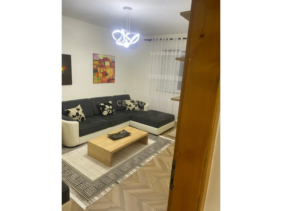 Tirane, jepet me qera apartament 2+1 Kati 1, 75 m² 600 €