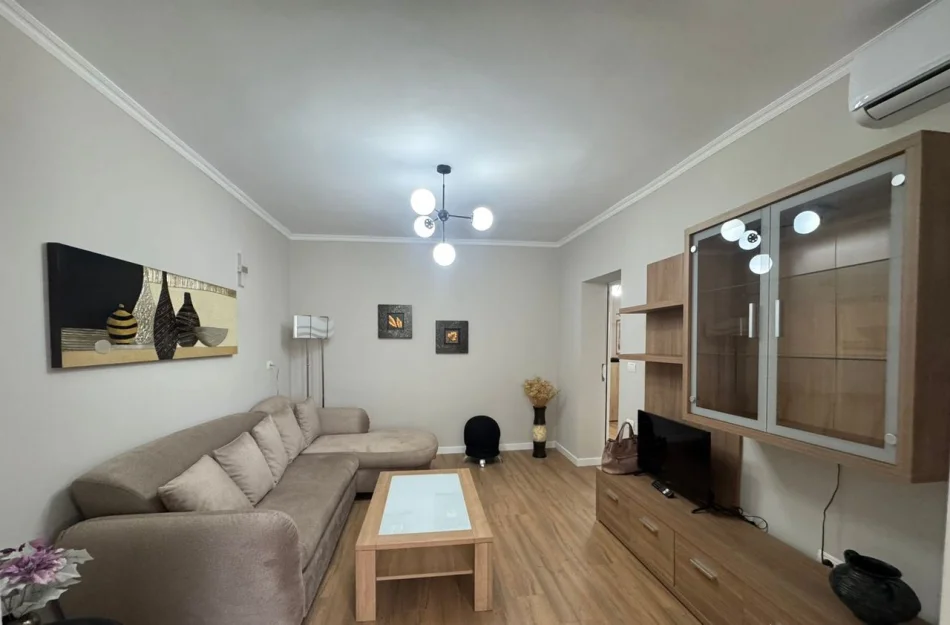 Tirane, jepet me qera apartament 2+1 Kati 1, 75 m² 800 € (Blloku)