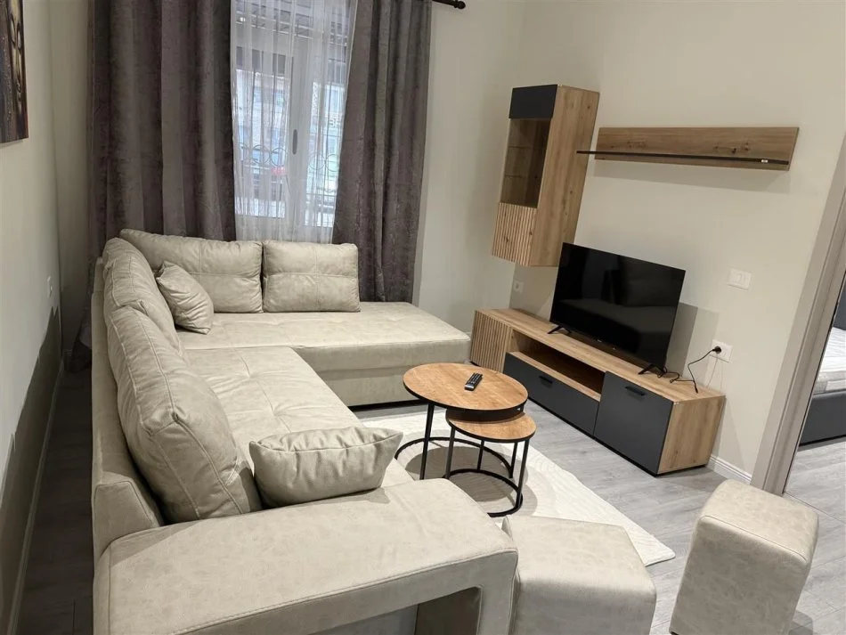 Tirane, jepet me qera apartament 2+1 Kati 1, 75 m² 850 € (BLLOK)