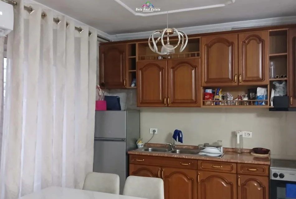 Tirane, jepet me qera apartament 2+1 Kati 1, 76 m² 640 € (Rruga Lord Bajroni)