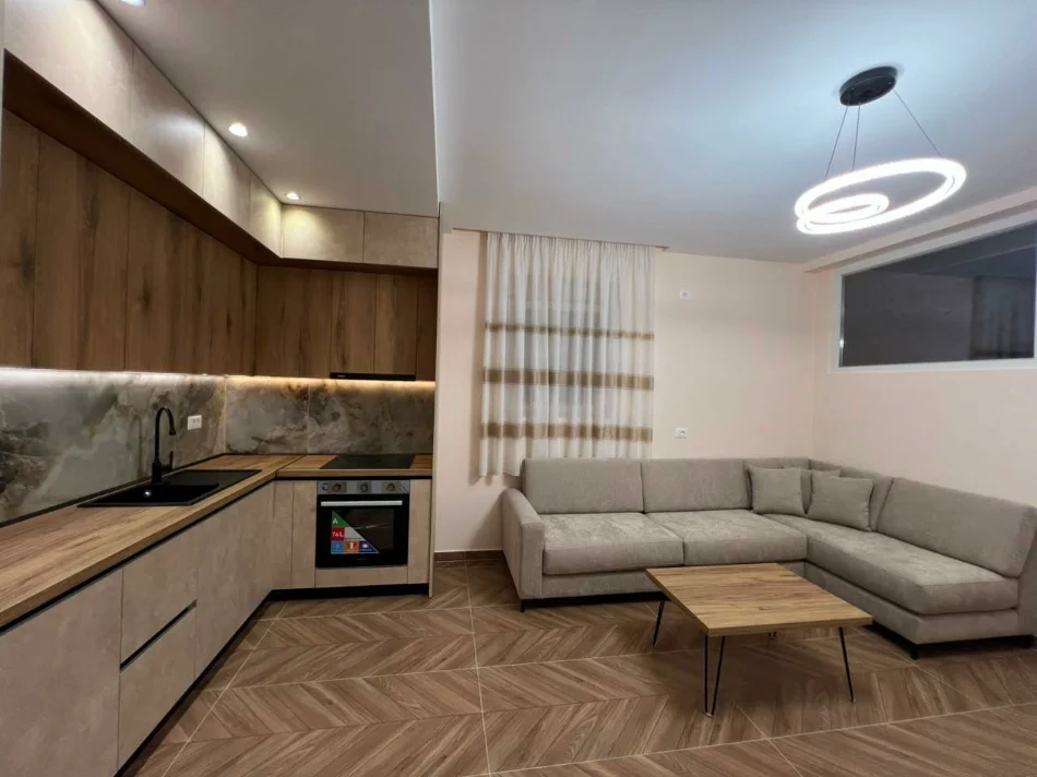 Tirane, jepet me qera apartament 2+1 Kati 1, 80 m² 500 €