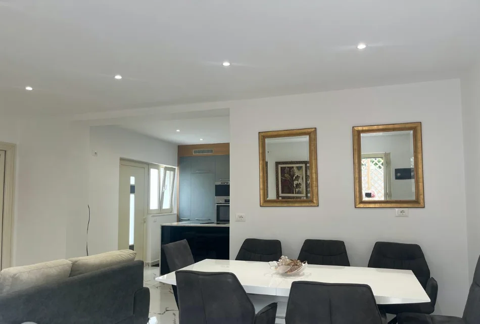Tirane, jepet me qera apartament 2+1 Kati 1, 80 m² 550 € (RRUGA BESA)