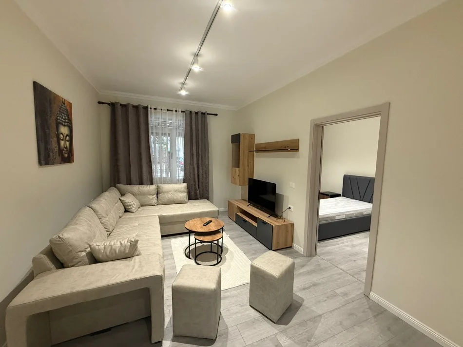 Tirane, jepet me qera apartament 2+1 Kati 1, 80 m² 850 € (BLLOK)