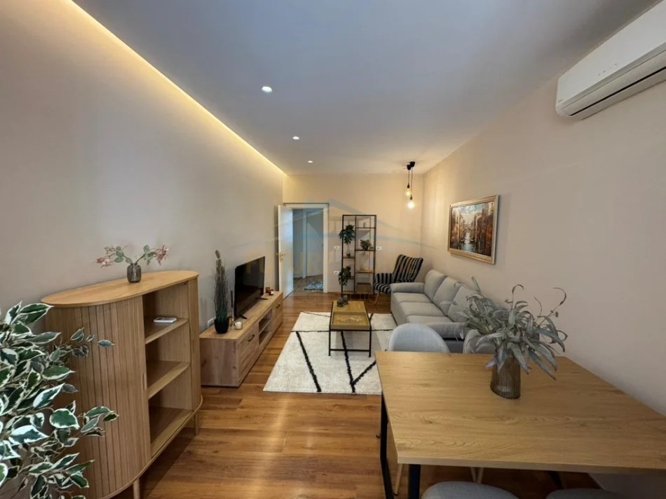 Tirane, jepet me qera apartament 2+1 Kati 1, 85 m² 1.150 € (BLLOKU)