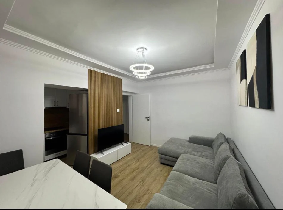 Tirane, jepet me qera apartament 2+1 Kati 1, 85 m² (21 Dhjetori)