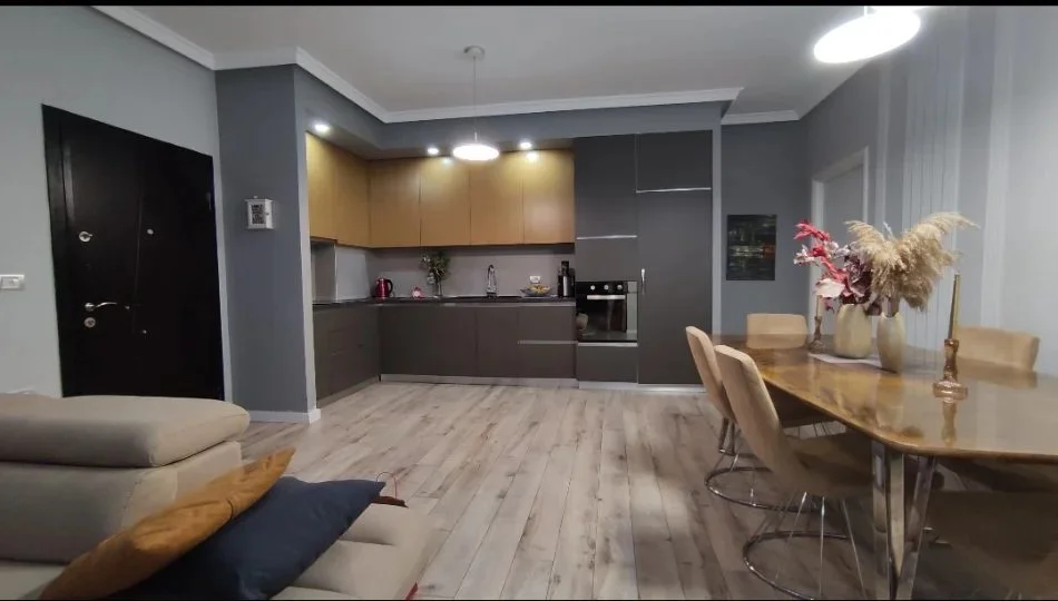Tirane, jepet me qera apartament 2+1 Kati 1, 85 m² 620 € (Selite)