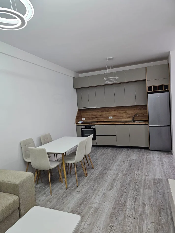 Tirane, jepet me qera apartament 2+1 Kati 1, 86 m² 700 € (Rruga Bedri Karapici)