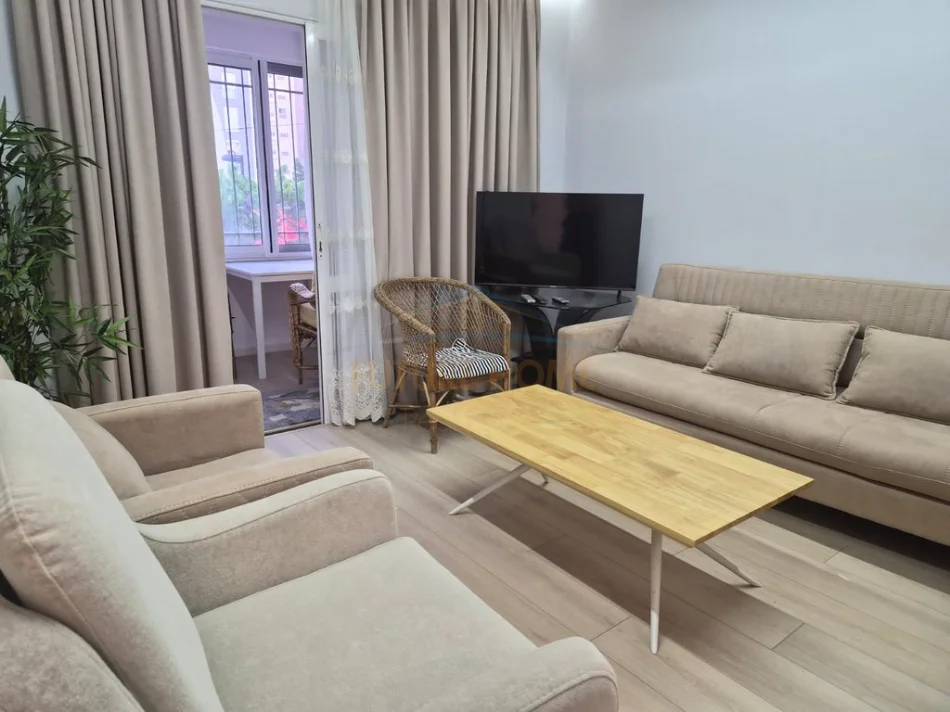 Tirane, jepet me qera apartament 2+1 Kati 1, 88 m² 500 € (ISH PARKU AUTOBUZAVE)