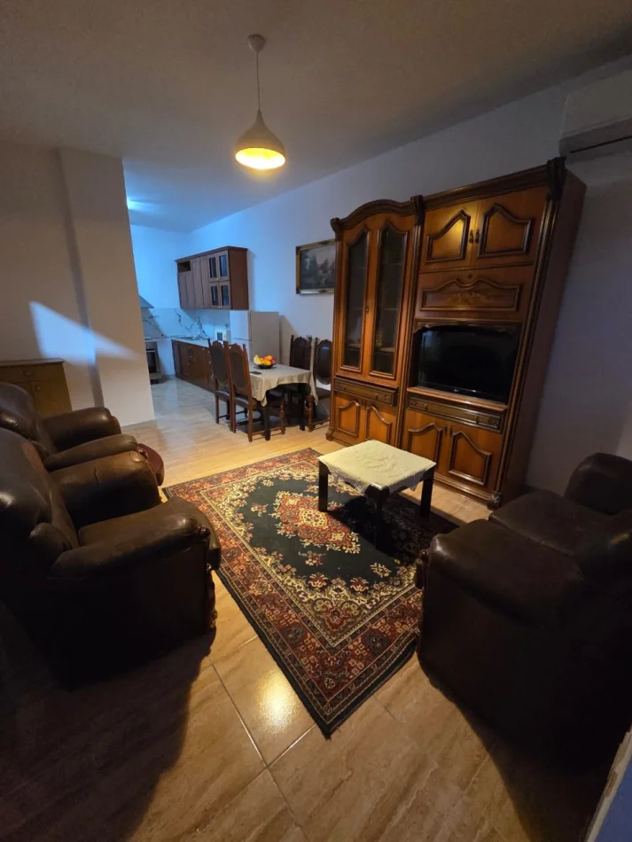 Tirane, jepet me qera apartament 2+1 Kati 1, 90 m² 400 € (Rruga Jordan Misja)