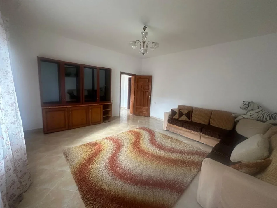 Tirane, jepet me qera apartament 2+1 Kati 1, 90 m² 400 € (Rruga Njazi Meka)