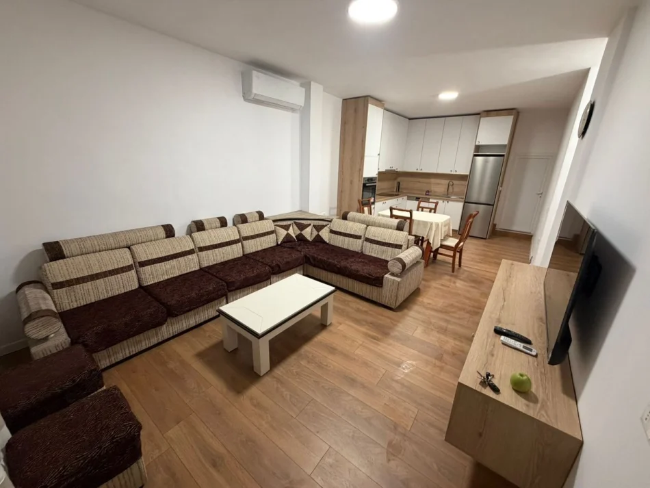 Tirane, jepet me qera apartament 2+1 Kati 1, 90 m² 450 € (Shkozë)
