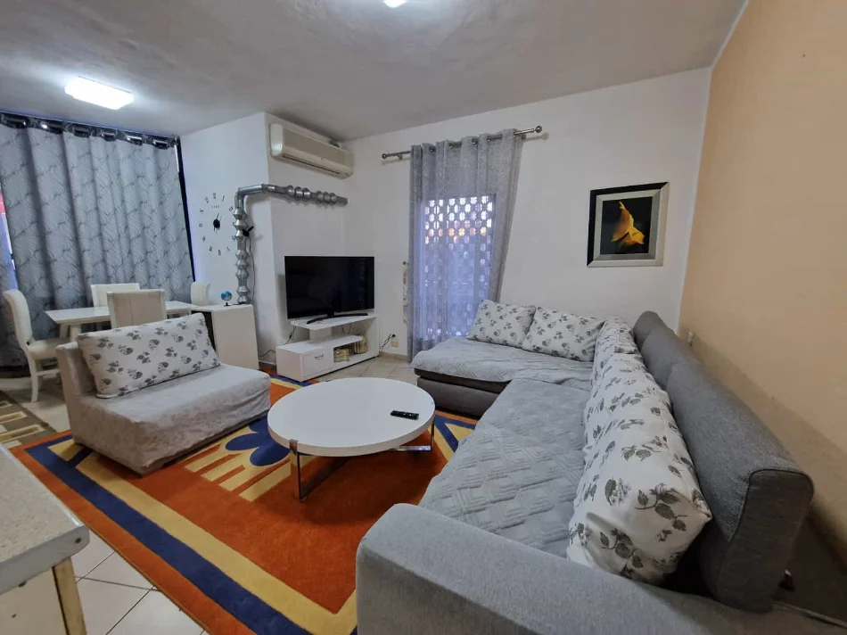 Tirane, jepet me qera apartament 2+1 Kati 1, 90 m² 90 € (Rruga Isuf Elezi)