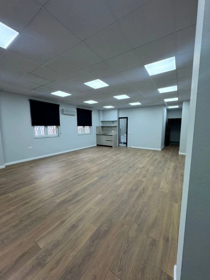 Tirane, jepet me qera apartament 2+1 Kati 1, 90 m² 950€ (Qender)