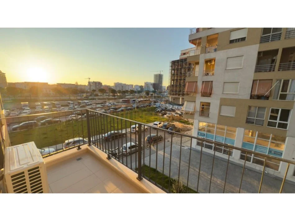 Tirane, jepet me qera apartament 2+1 Kati 1, 96 m² 700 €