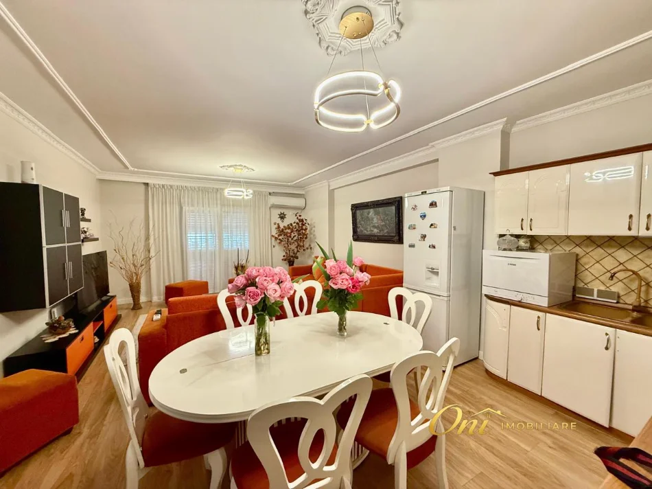 Tirane, jepet me qera apartament 2+1 Kati 2, 100 m² 1.000 € (PERBALL PASTICERI NEFELI)