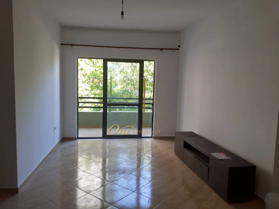 Tirane, jepet me qera apartament 2+1 Kati 2, 100 m² 400 € (ASTIR)