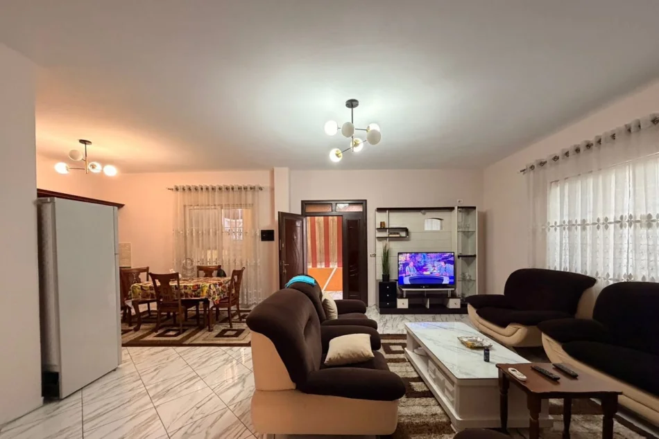 Tirane, jepet me qera apartament 2+1 Kati 2, 100 m² 500 € (Casa Italia)