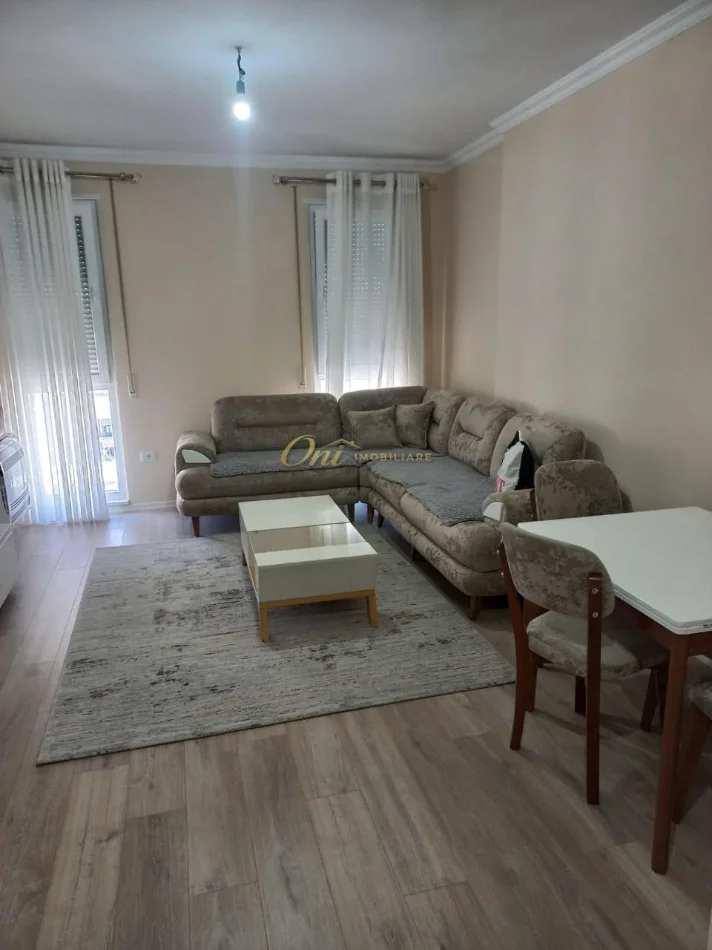 Tirane, jepet me qera apartament 2+1 Kati 2, 100 m² 500 € (UNIVERS CITY)